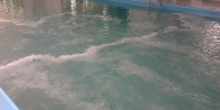Hotelový bazén - Olympic, Černá Hora - desinfekce jsou ty bílé šmouhy