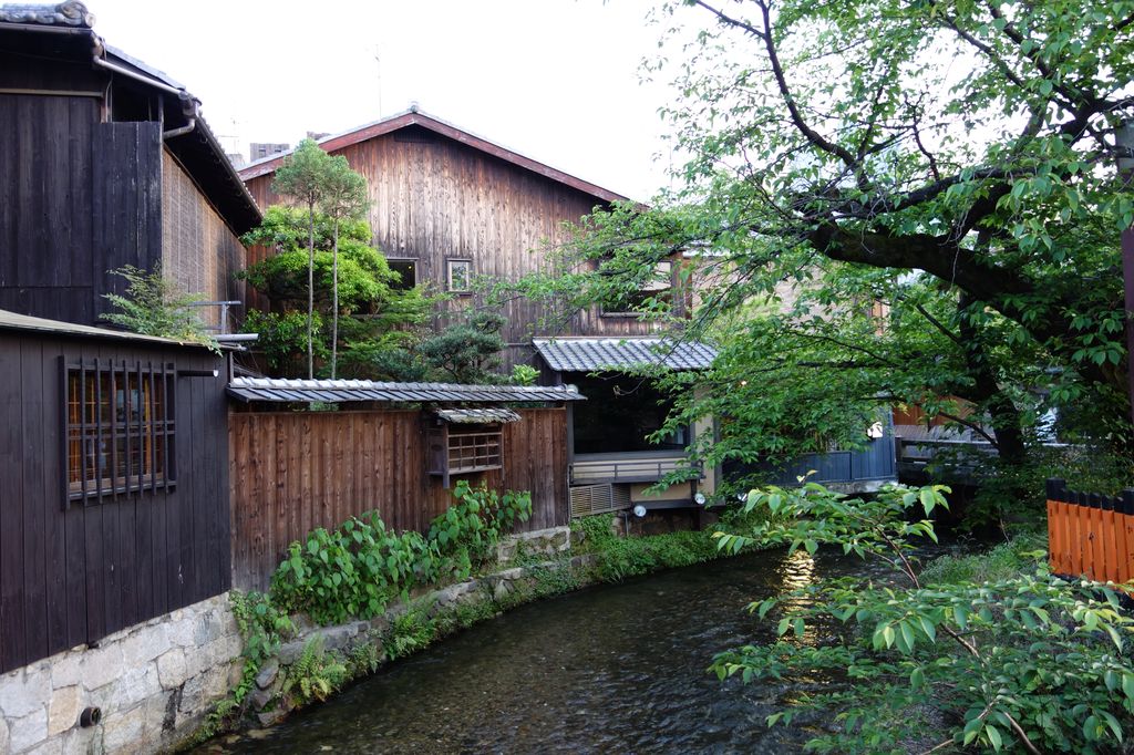 Dobové domy v severní části Gionu.