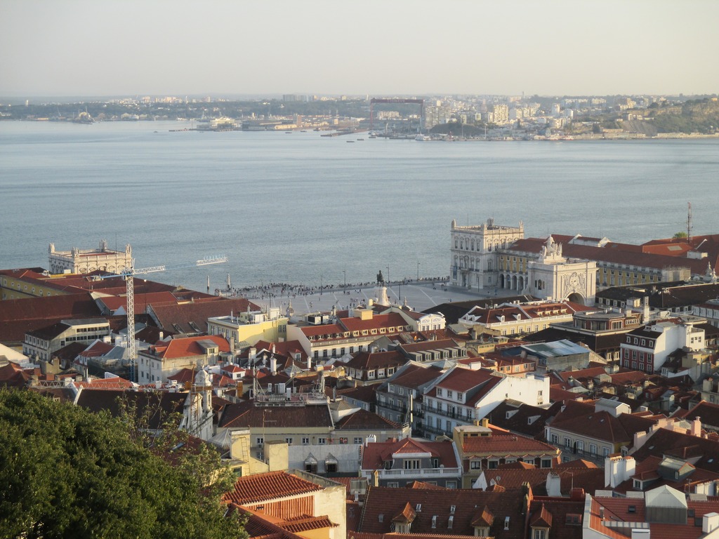 Pohled z Castelo de São Jorge směrem na Praça do Comércio