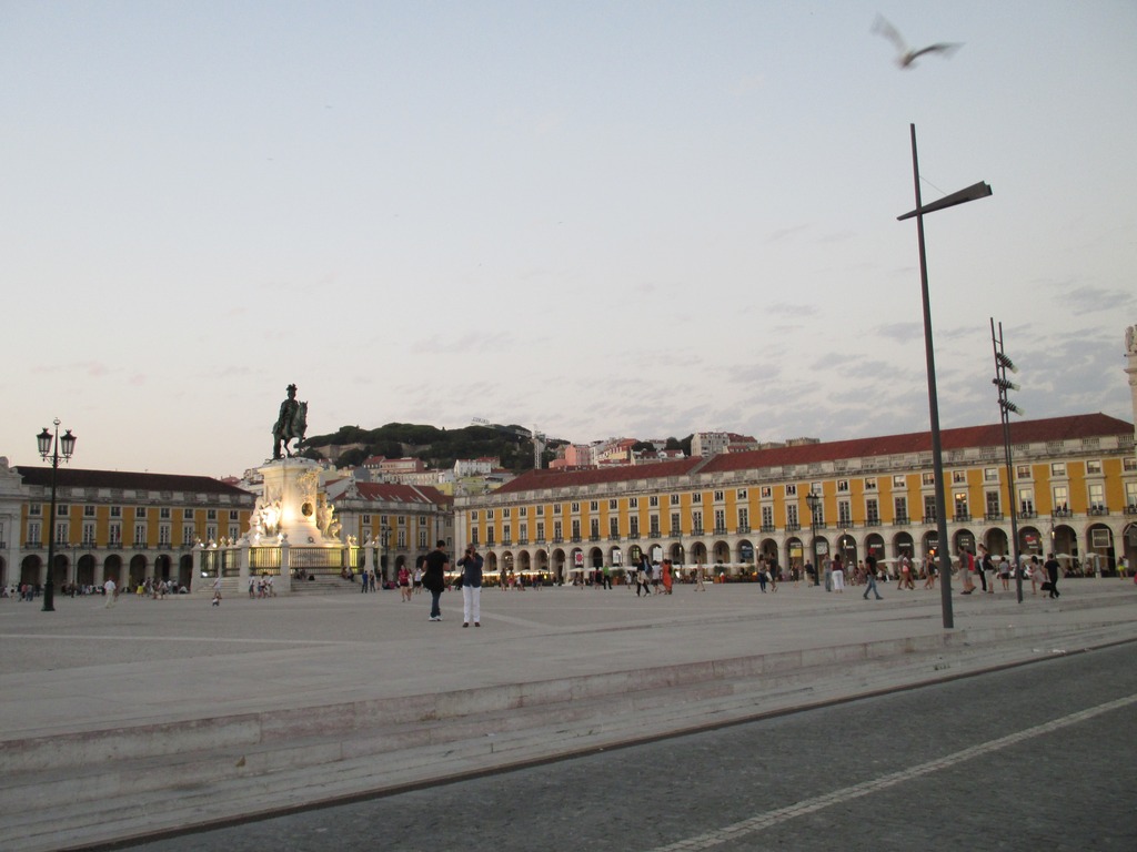 Pohled z Praça do Comércio směrem na Castelo de São Jorge