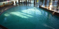 Lázně Johannesbad - vnitřní bazén příplatkový - zde se koná vlnobití