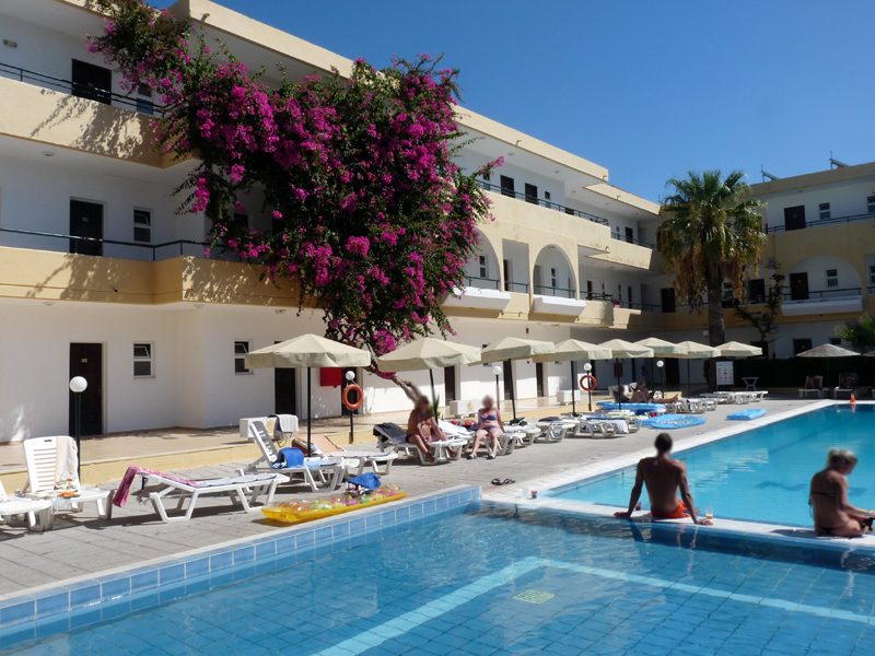 Rhodos - hotel Marathon - pohled na hotelový bazén a nejstarší budovu(?)