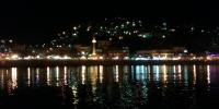 Noční Ulcinj od přístavu s minaretem