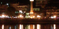 Noční Ulcinj od přístavu s minaretem jako doménou